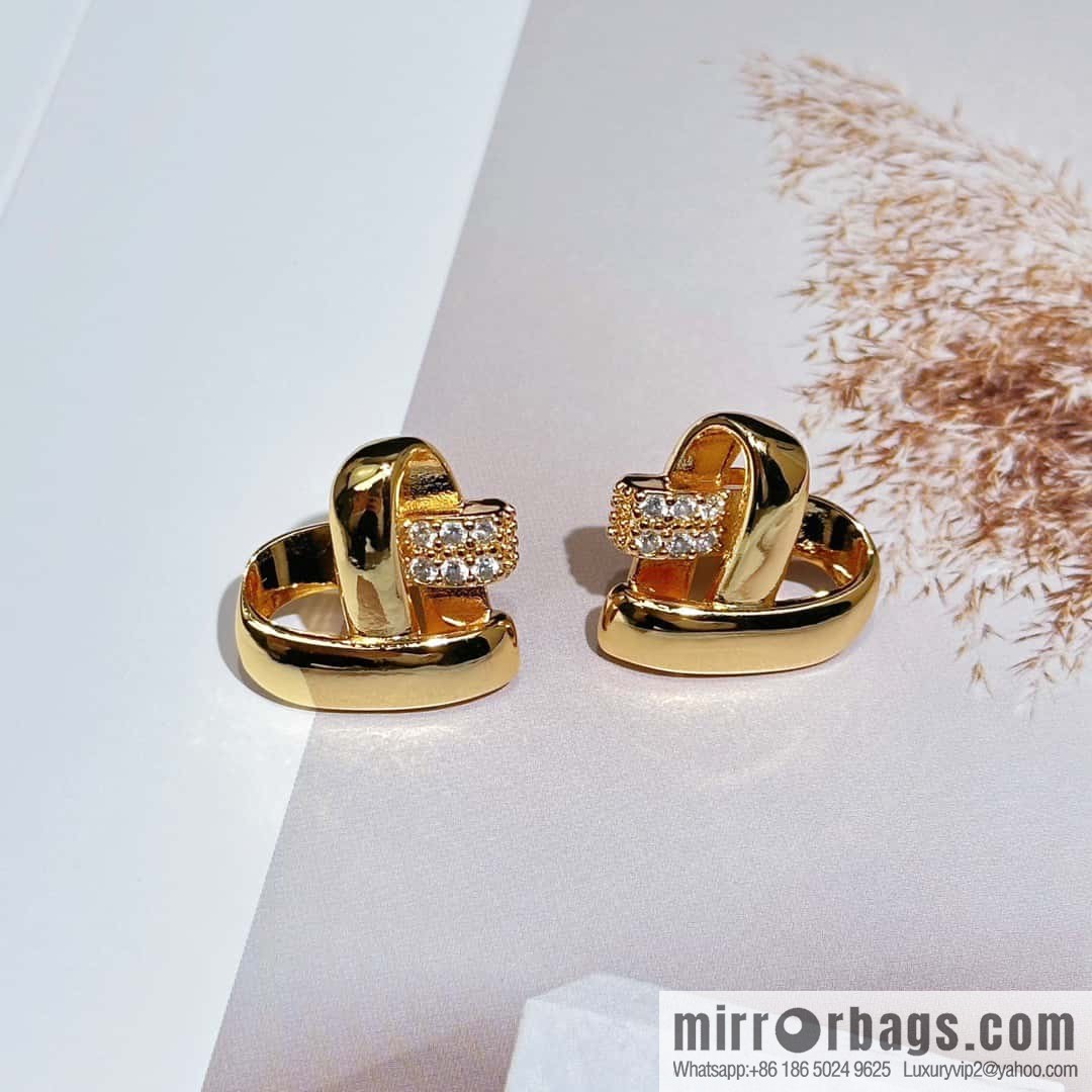 ☀️New ☑️ Celine heart love stud earrings ☀️