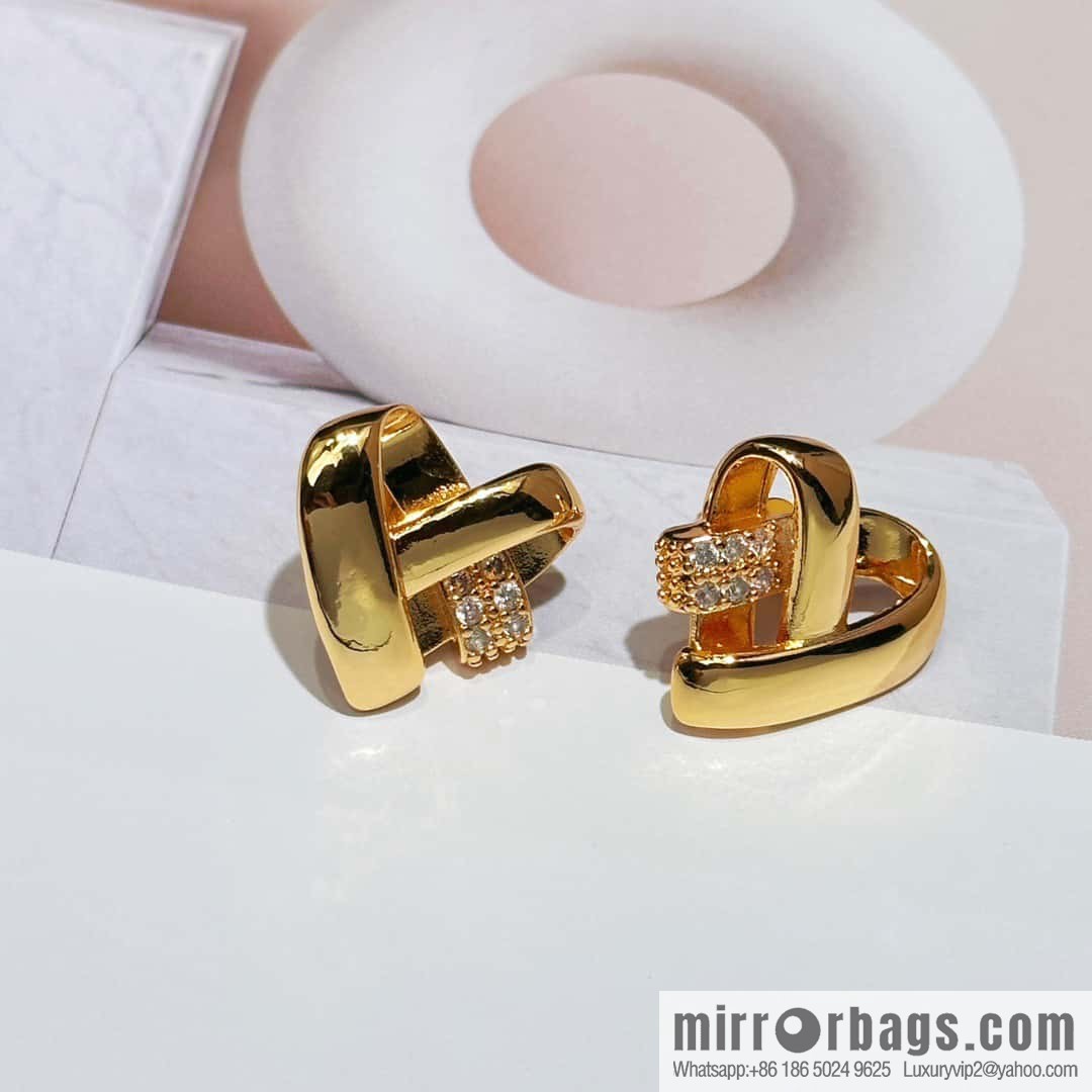 ☀️New ☑️ Celine heart love stud earrings ☀️