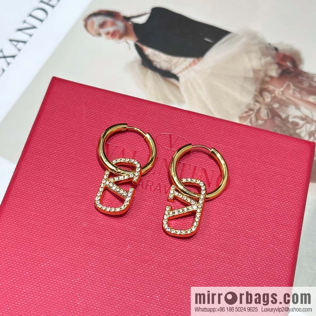 ❗️New ❗️ New ☑️ Valentino gold full diamond stud earrings