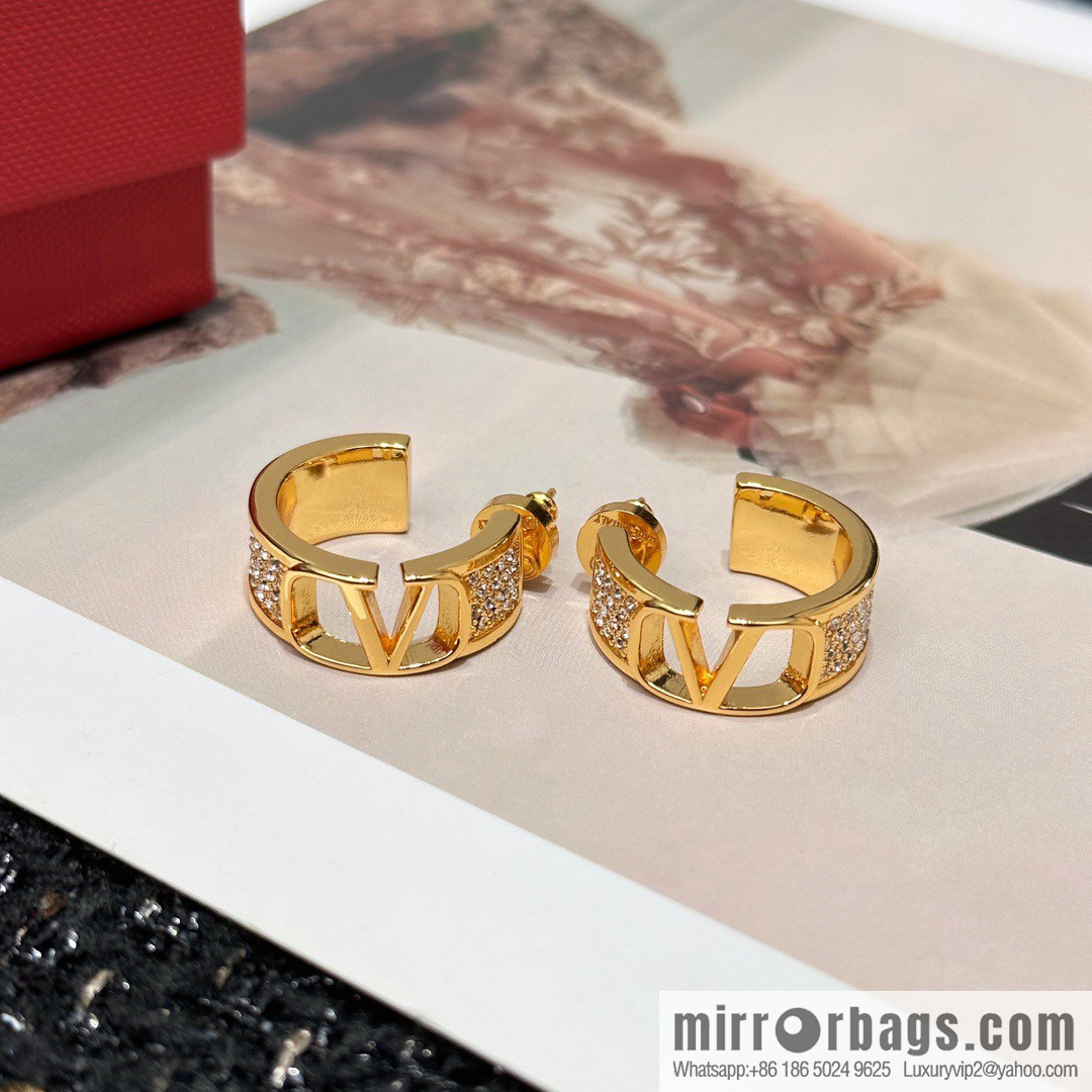 ❗️New ❗️ New ☑️ Valentino gold full diamond stud earrings