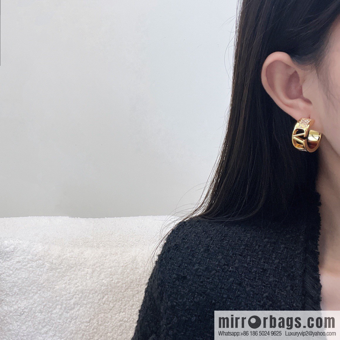 ❗️New ❗️ New ☑️ Valentino gold full diamond stud earrings