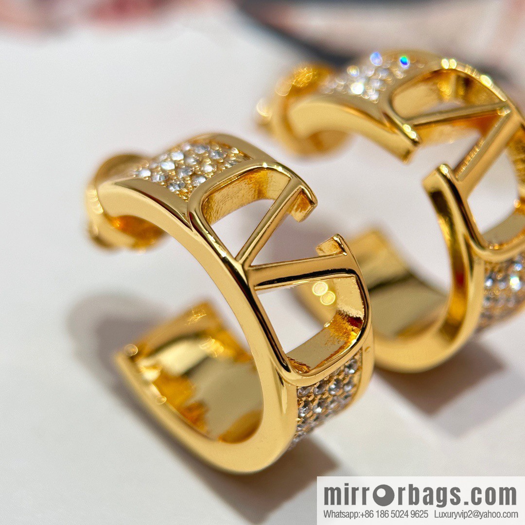 ❗️New ❗️ New ☑️ Valentino gold full diamond stud earrings