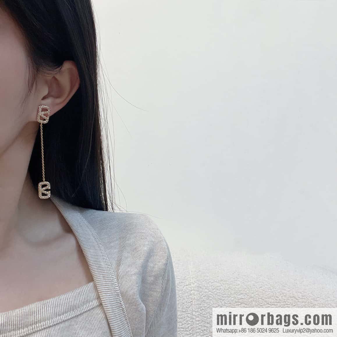 ❗️New ❗️ New ☑️ Valentino gold full diamond stud earrings