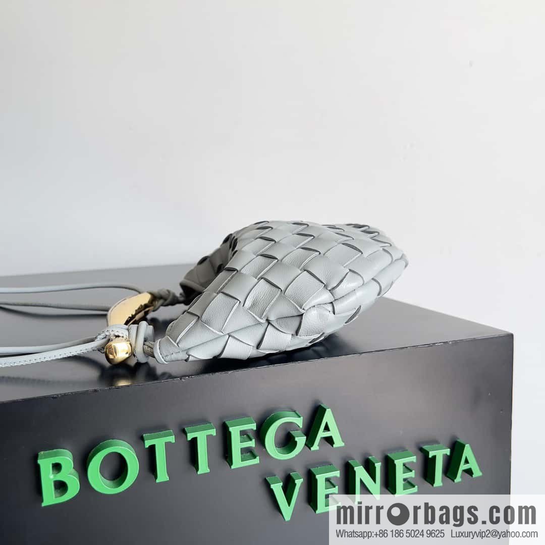 BottegaVeneta2023 new model, Baodiejia Bv spring and summer new mini sardines SARDINE model number: 744267 agate gray