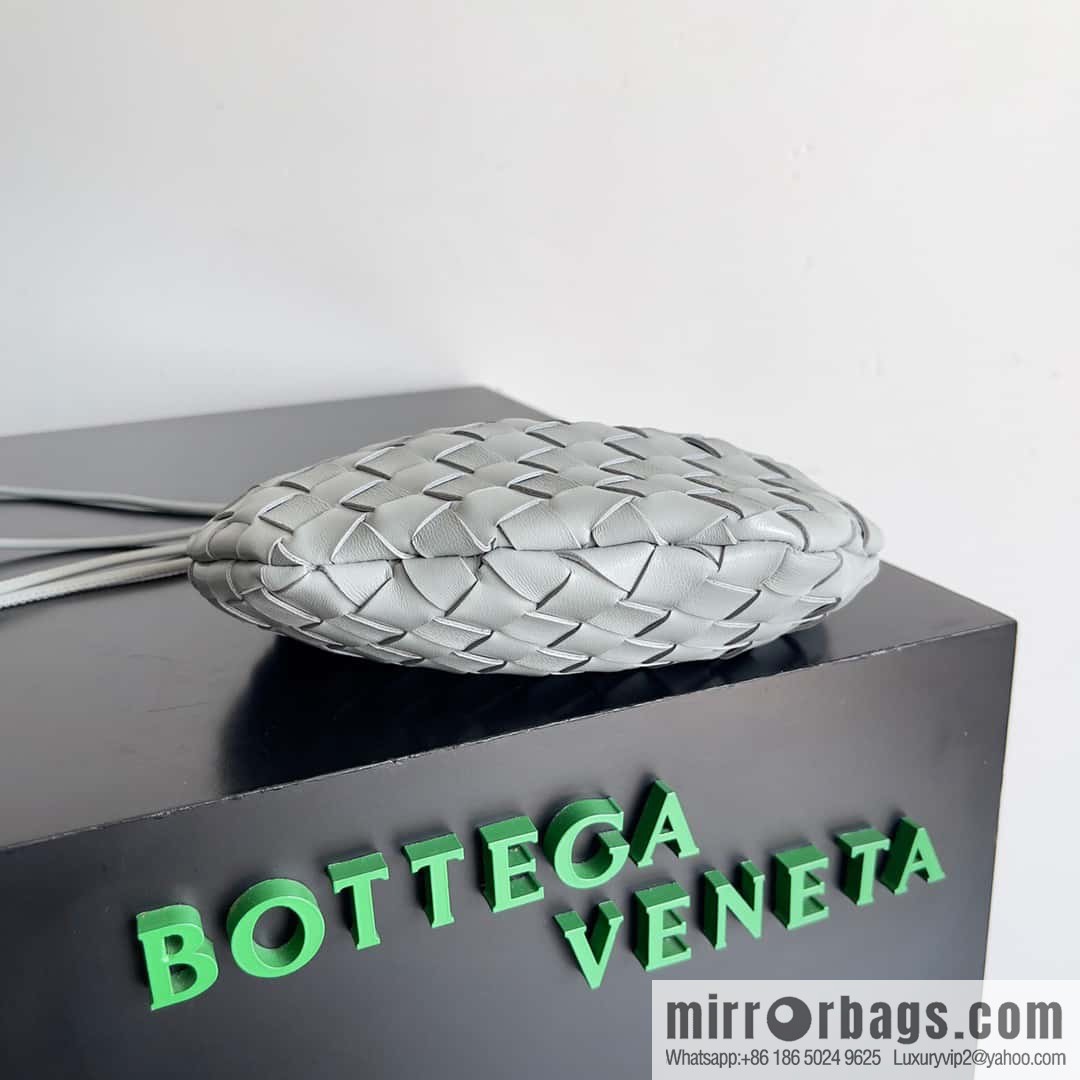 BottegaVeneta2023 new model, Baodiejia Bv spring and summer new mini sardines SARDINE model number: 744267 agate gray