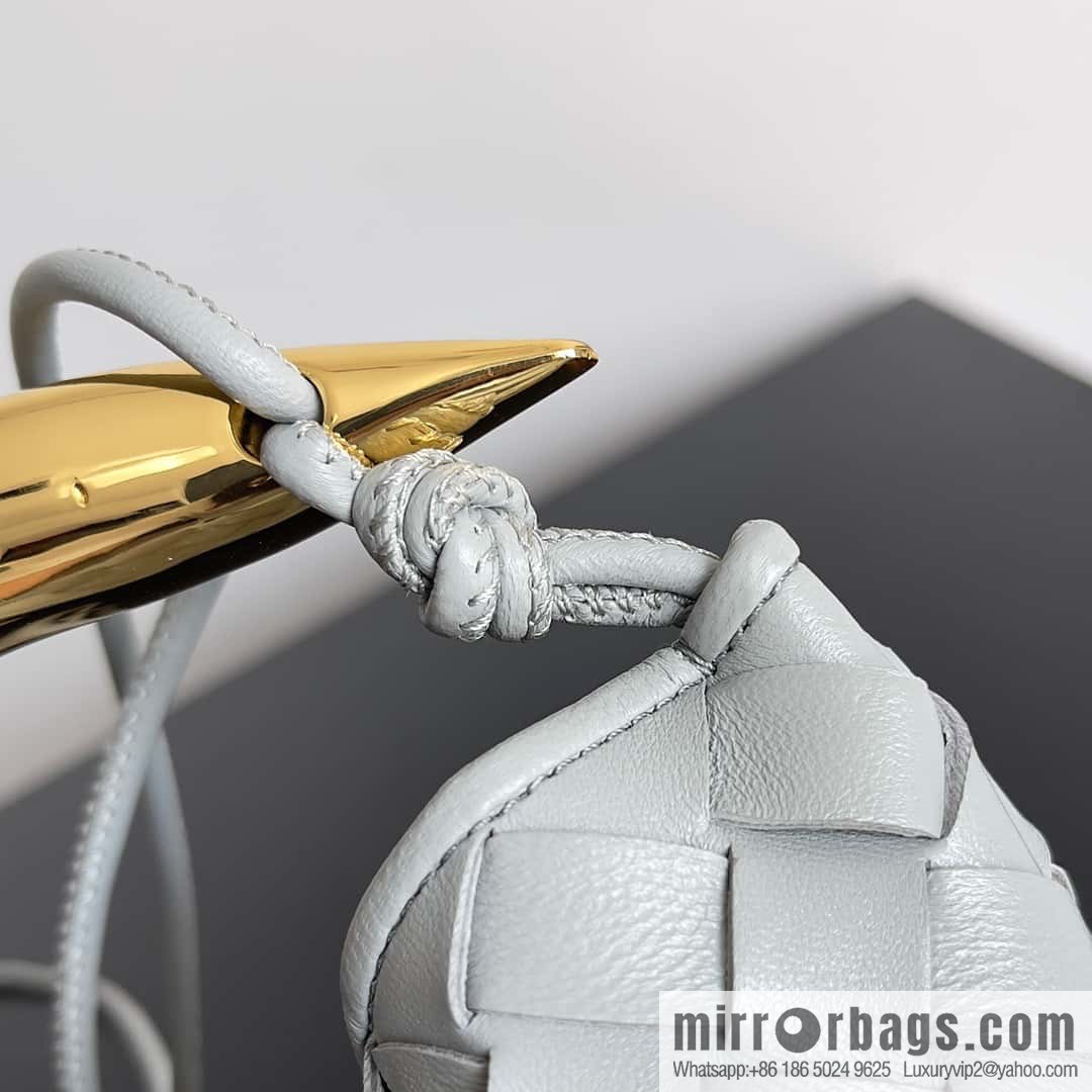 BottegaVeneta2023 new model, Baodiejia Bv spring and summer new mini sardines SARDINE model number: 744267 agate gray