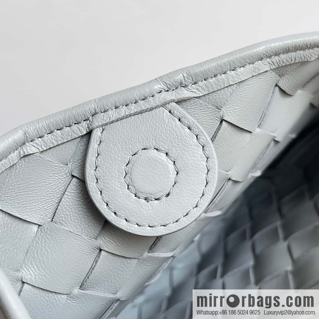 BottegaVeneta2023 new model, Baodiejia Bv spring and summer new mini sardines SARDINE model number: 744267 agate gray
