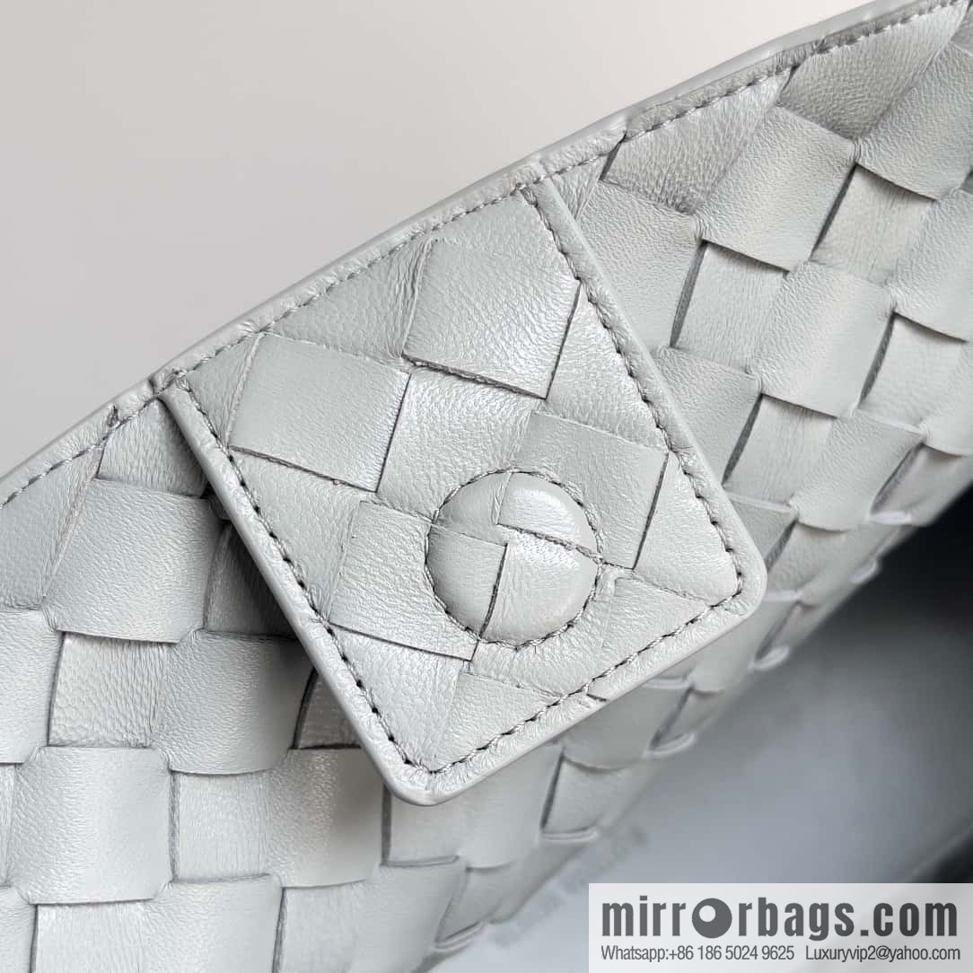 BV Bottega Veneta2023 New Andiamo woven handbag, medium, model number: 743572 agate gray