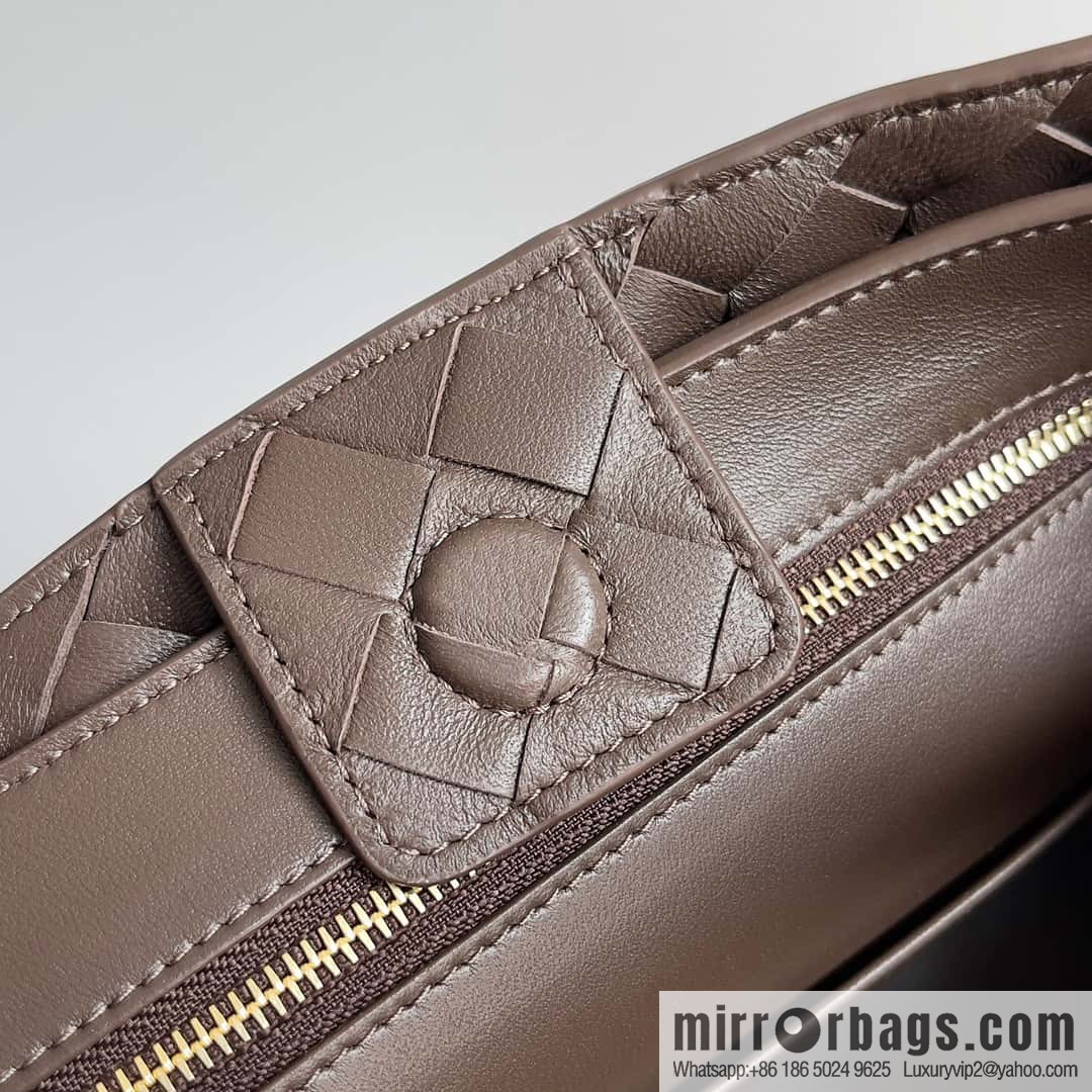 BV Bottega Veneta2023 New Andiamo Small, Model Number: 743568 Candy Brown
