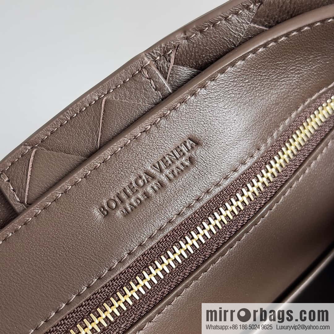 BV Bottega Veneta2023 New Andiamo Small, Model Number: 743568 Candy Brown