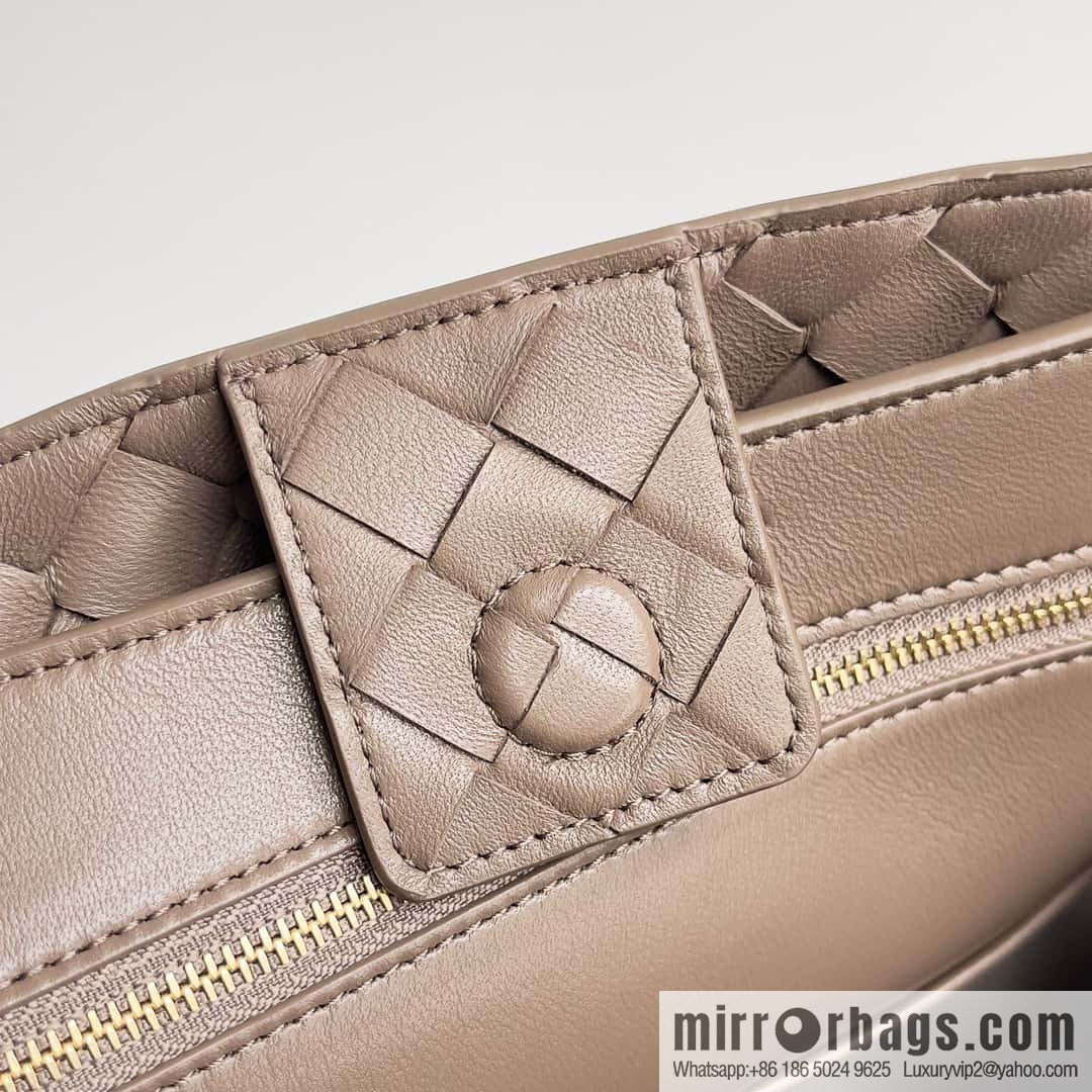 BV Bottega Veneta2023 new Andiamo woven handbag, medium, model number: 743572 khaki