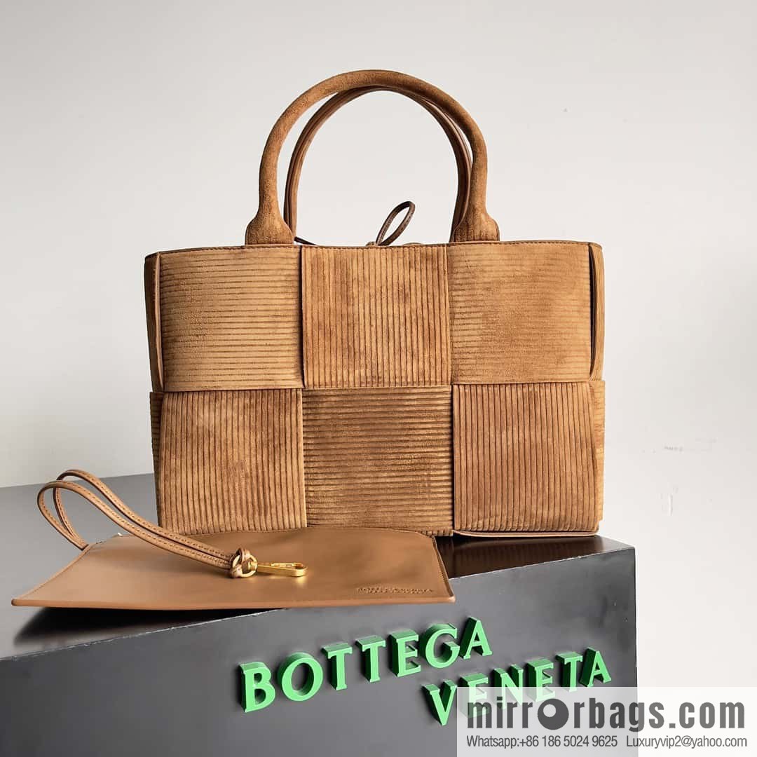 BV Arco Tote 𝗕𝗼𝘁𝘁𝗲𝗴𝗮 𝗩𝗲𝗻𝗲𝘁𝗮 corduroy rectangular tote bag