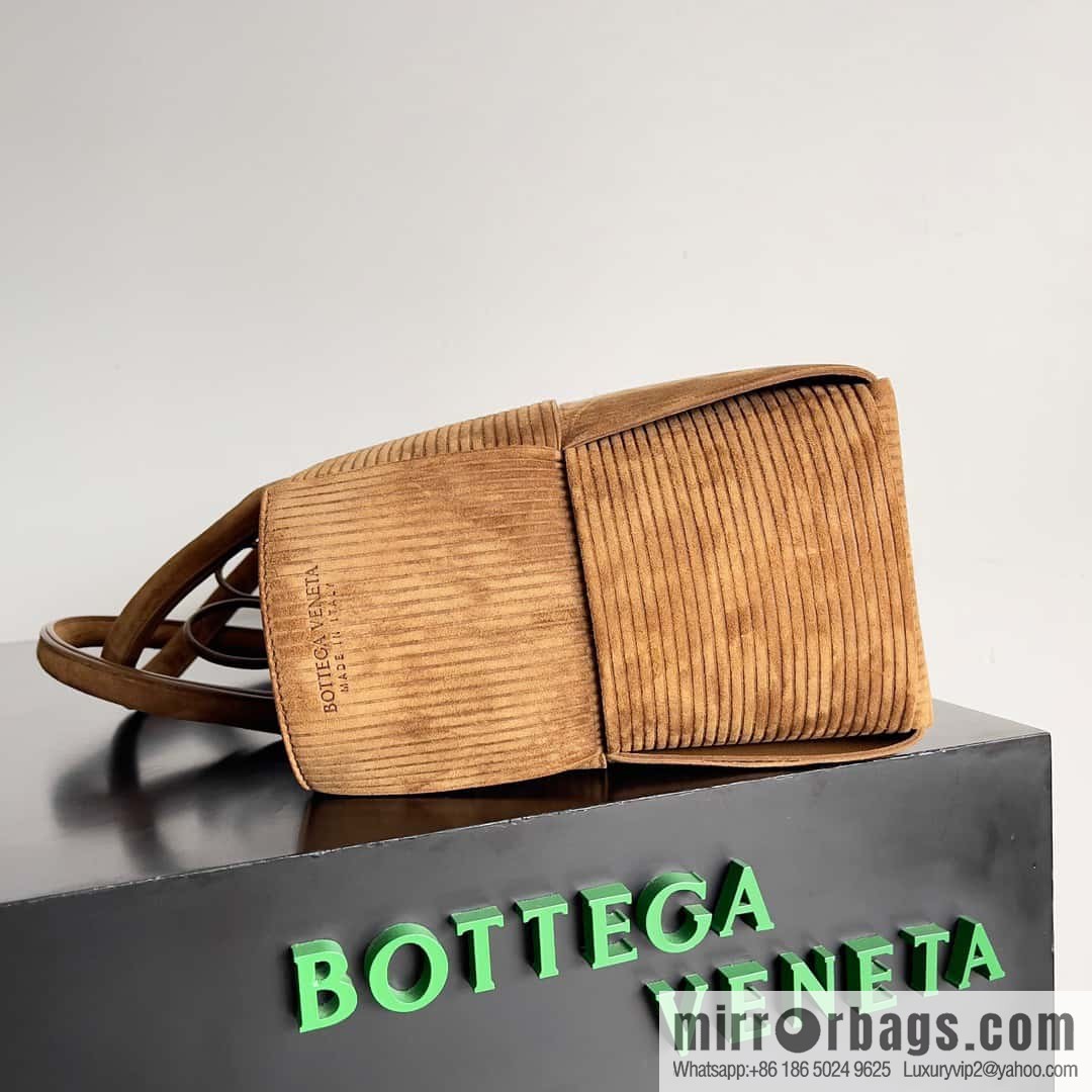 BV Arco Tote 𝗕𝗼𝘁𝘁𝗲𝗴𝗮 𝗩𝗲𝗻𝗲𝘁𝗮 corduroy rectangular tote bag