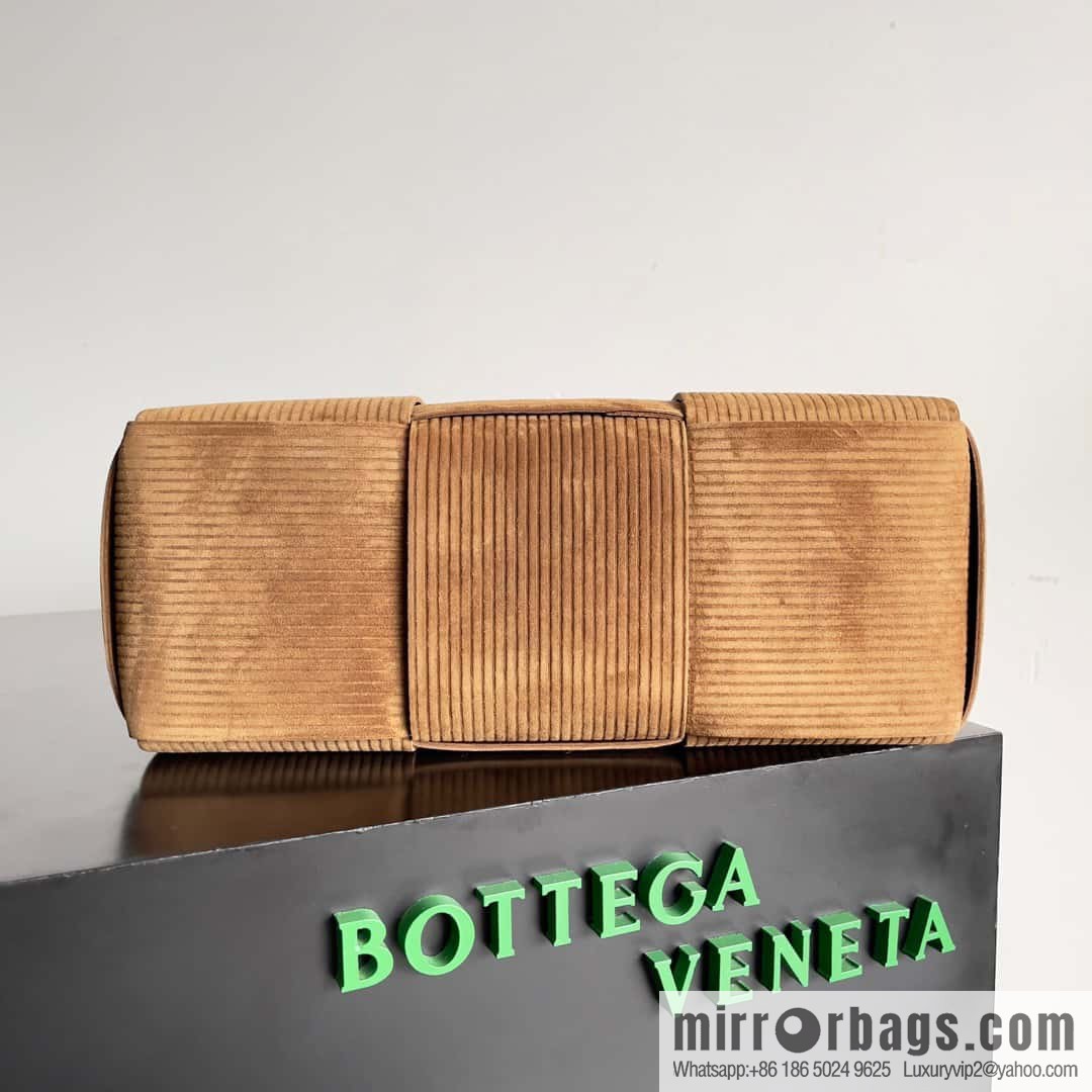 BV Arco Tote 𝗕𝗼𝘁𝘁𝗲𝗴𝗮 𝗩𝗲𝗻𝗲𝘁𝗮 corduroy rectangular tote bag