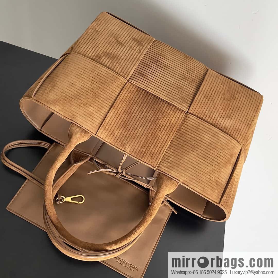 BV Arco Tote 𝗕𝗼𝘁𝘁𝗲𝗴𝗮 𝗩𝗲𝗻𝗲𝘁𝗮 corduroy rectangular tote bag