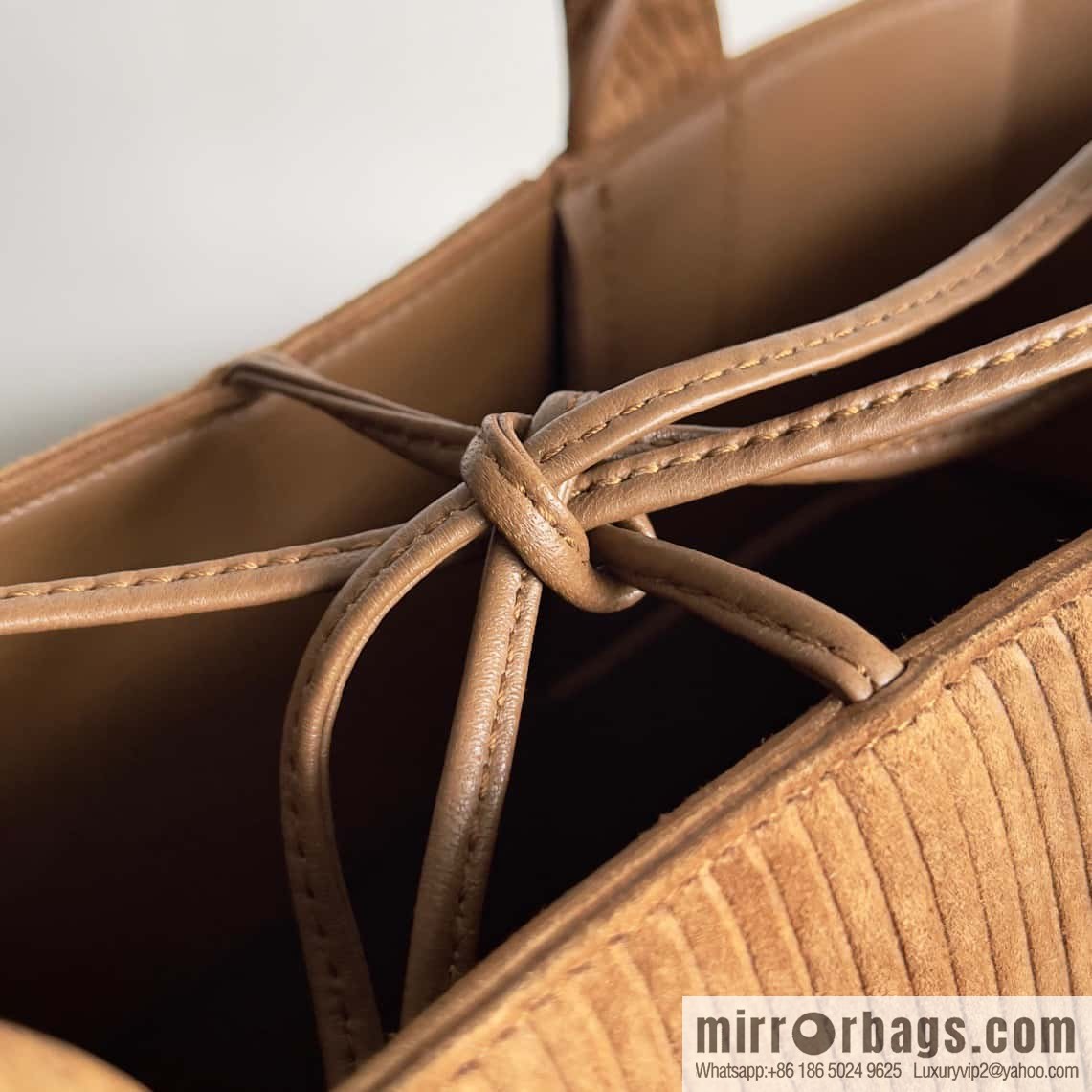 BV Arco Tote 𝗕𝗼𝘁𝘁𝗲𝗴𝗮 𝗩𝗲𝗻𝗲𝘁𝗮 corduroy rectangular tote bag