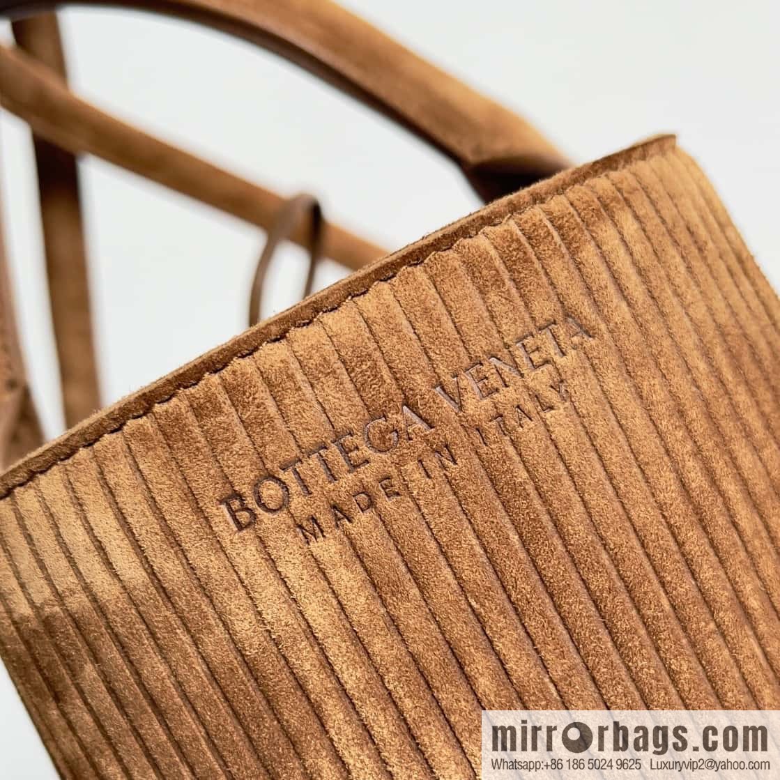 BV Arco Tote 𝗕𝗼𝘁𝘁𝗲𝗴𝗮 𝗩𝗲𝗻𝗲𝘁𝗮 corduroy rectangular tote bag