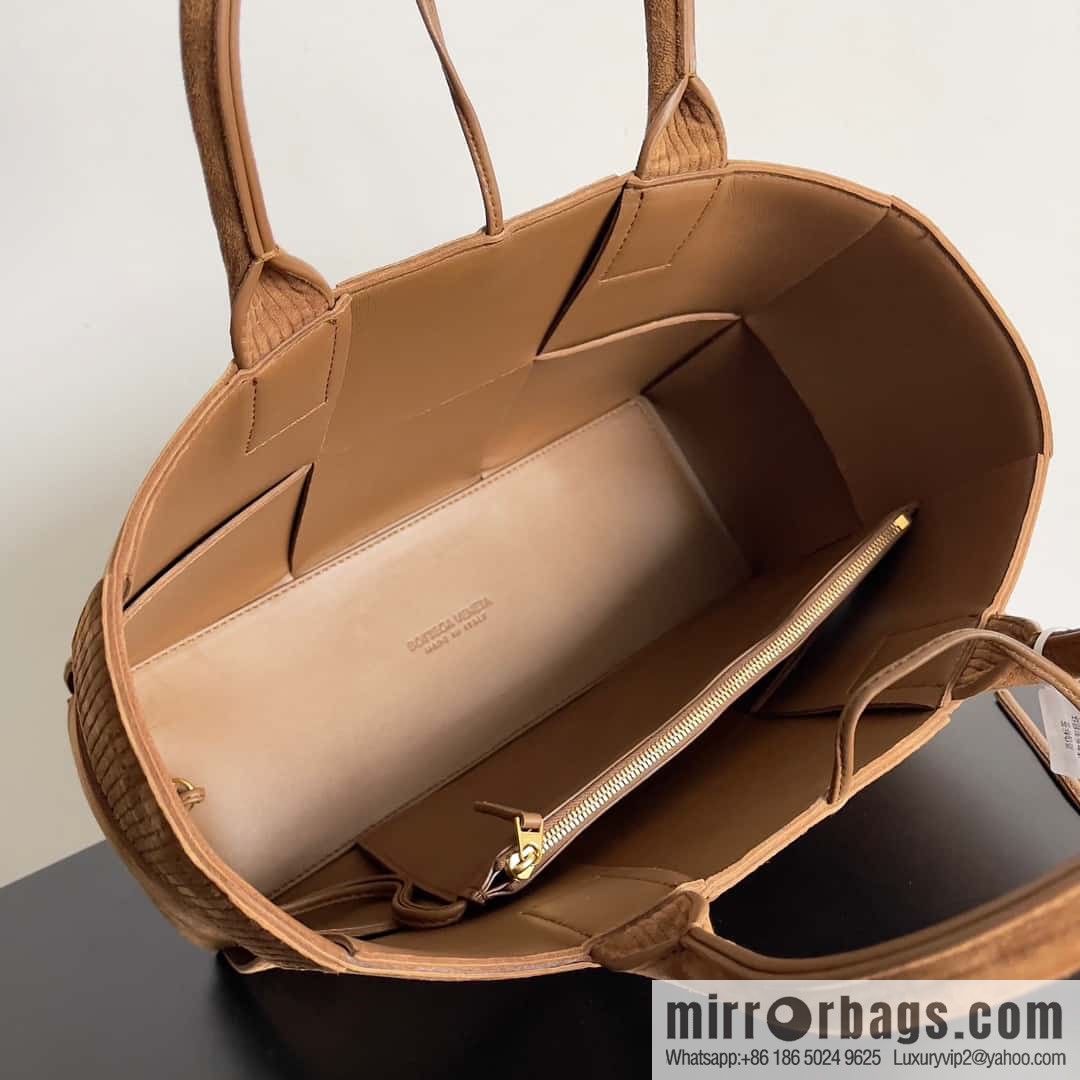 BV Arco Tote 𝗕𝗼𝘁𝘁𝗲𝗴𝗮 𝗩𝗲𝗻𝗲𝘁𝗮 corduroy rectangular tote bag