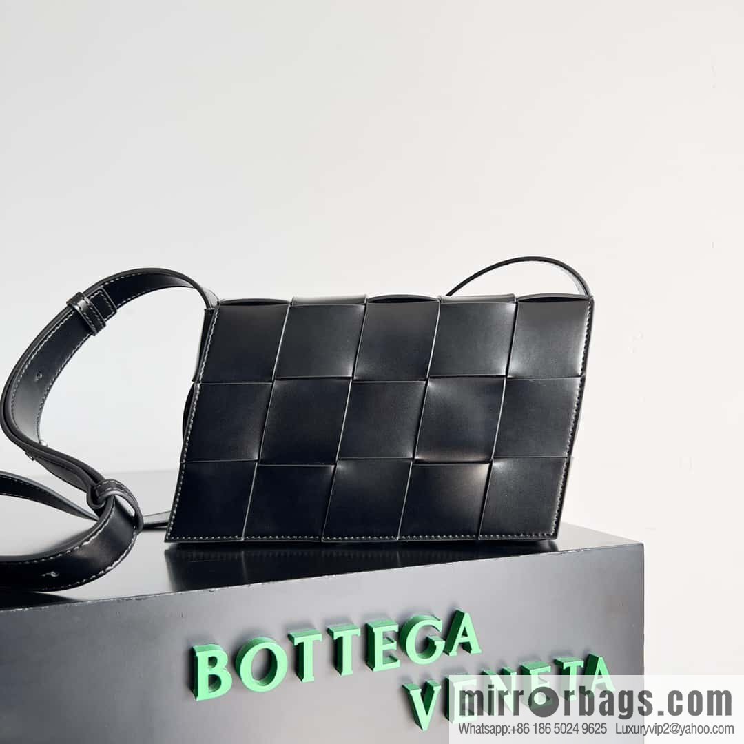 Bottega Veneta's new Cassette collection Men's fashion number: 765897