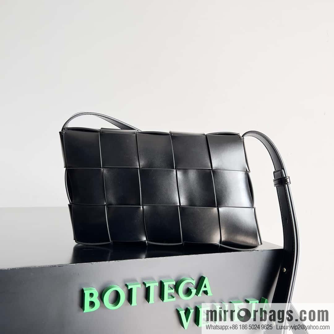 Bottega Veneta's new Cassette collection Men's fashion number: 765897