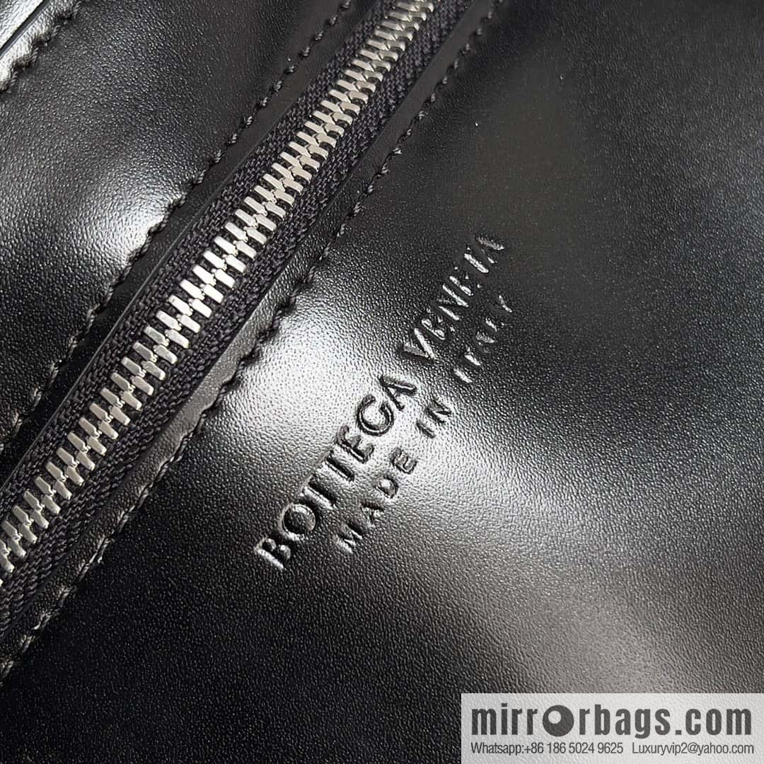 Bottega Veneta's new Cassette collection Men's fashion number: 765897