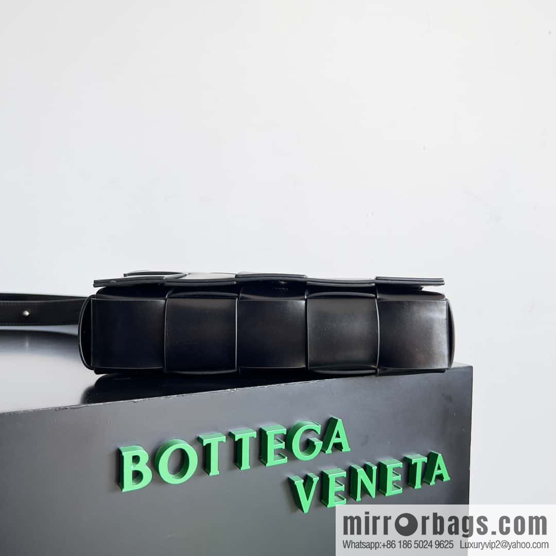 Bottega Veneta's new Cassette collection Men's fashion number: 765897