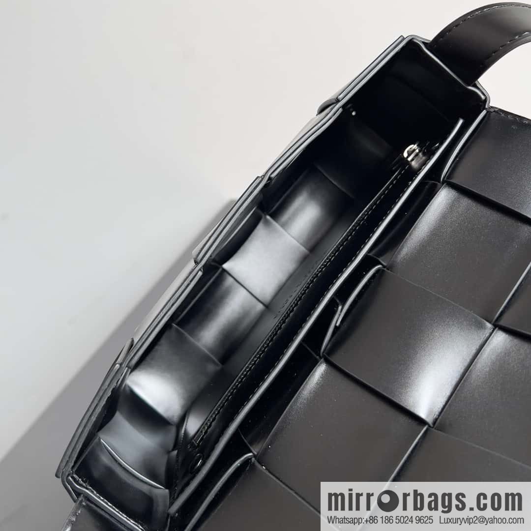 Bottega Veneta's new Cassette collection Men's fashion number: 765897