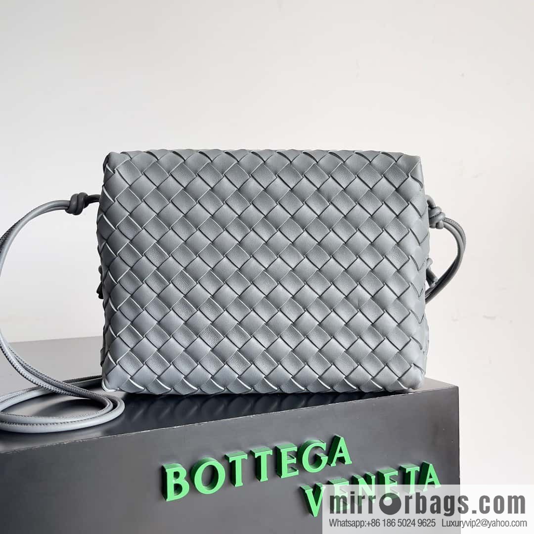 Large 𝗕𝗼𝘁𝘁𝗲𝗴𝗮 𝗩𝗲𝗻𝗲𝘁𝗮 BV latest version loop camera bag model number: 680256