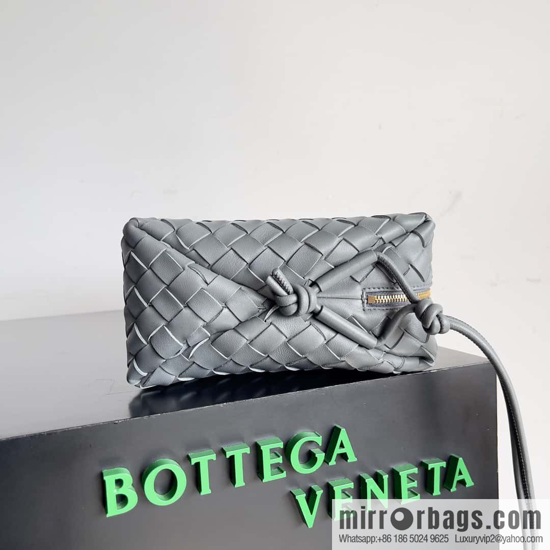 Large 𝗕𝗼𝘁𝘁𝗲𝗴𝗮 𝗩𝗲𝗻𝗲𝘁𝗮 BV latest version loop camera bag model number: 680256