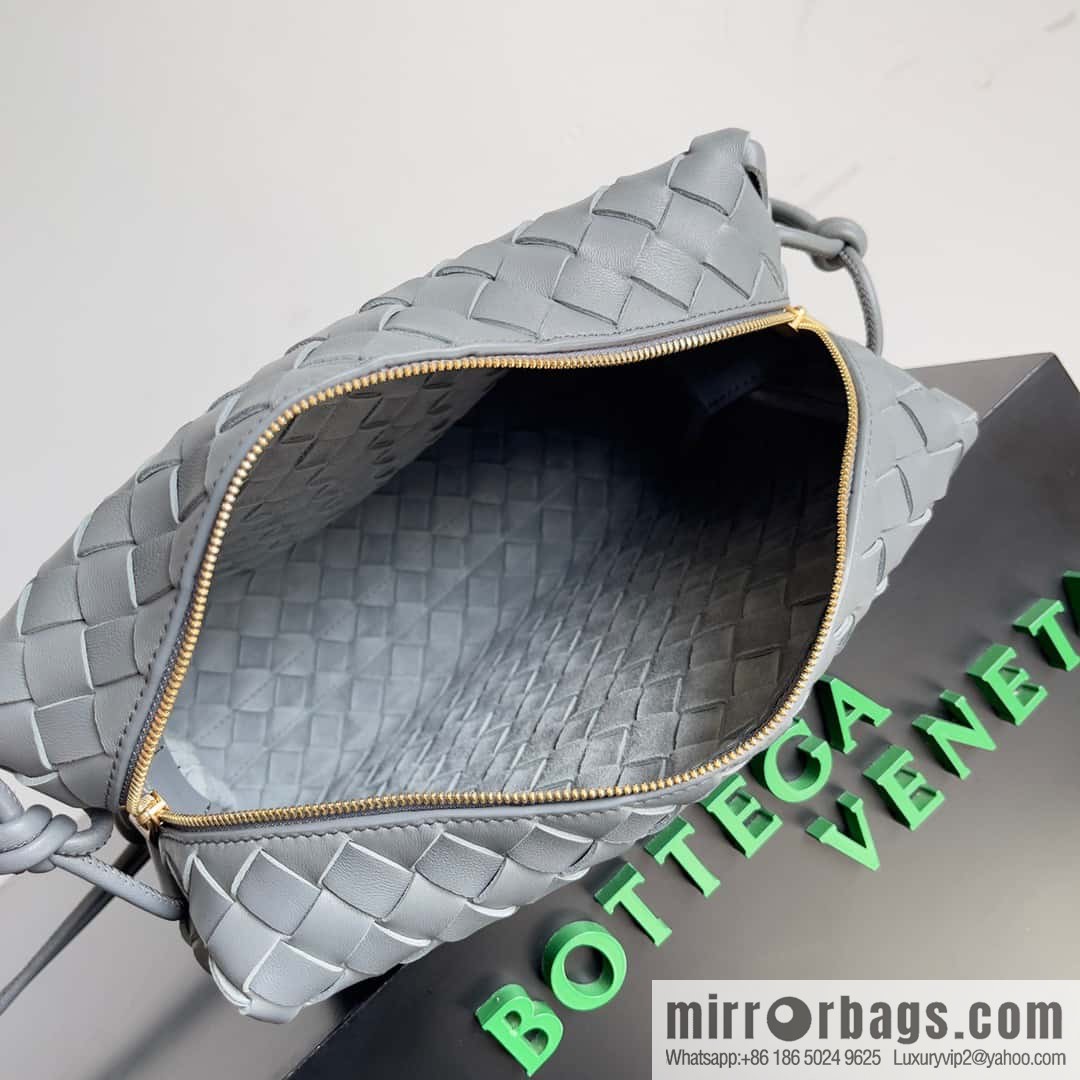 Large 𝗕𝗼𝘁𝘁𝗲𝗴𝗮 𝗩𝗲𝗻𝗲𝘁𝗮 BV latest version loop camera bag model number: 680256