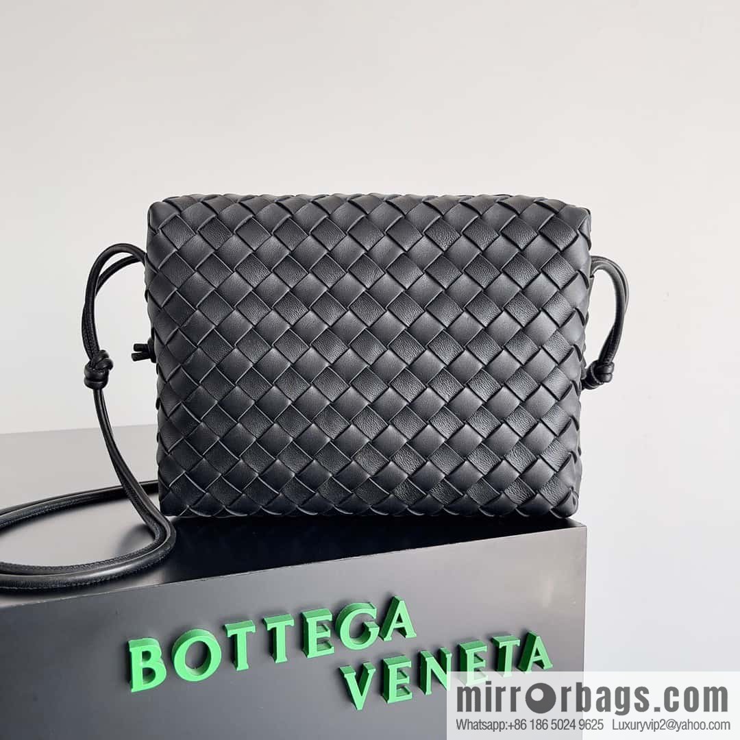 Large 𝗕𝗼𝘁𝘁𝗲𝗴𝗮 𝗩𝗲𝗻𝗲𝘁𝗮 BV latest version loop camera bag model number: 680256