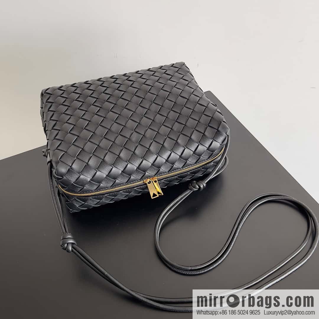 Large 𝗕𝗼𝘁𝘁𝗲𝗴𝗮 𝗩𝗲𝗻𝗲𝘁𝗮 BV latest version loop camera bag model number: 680256