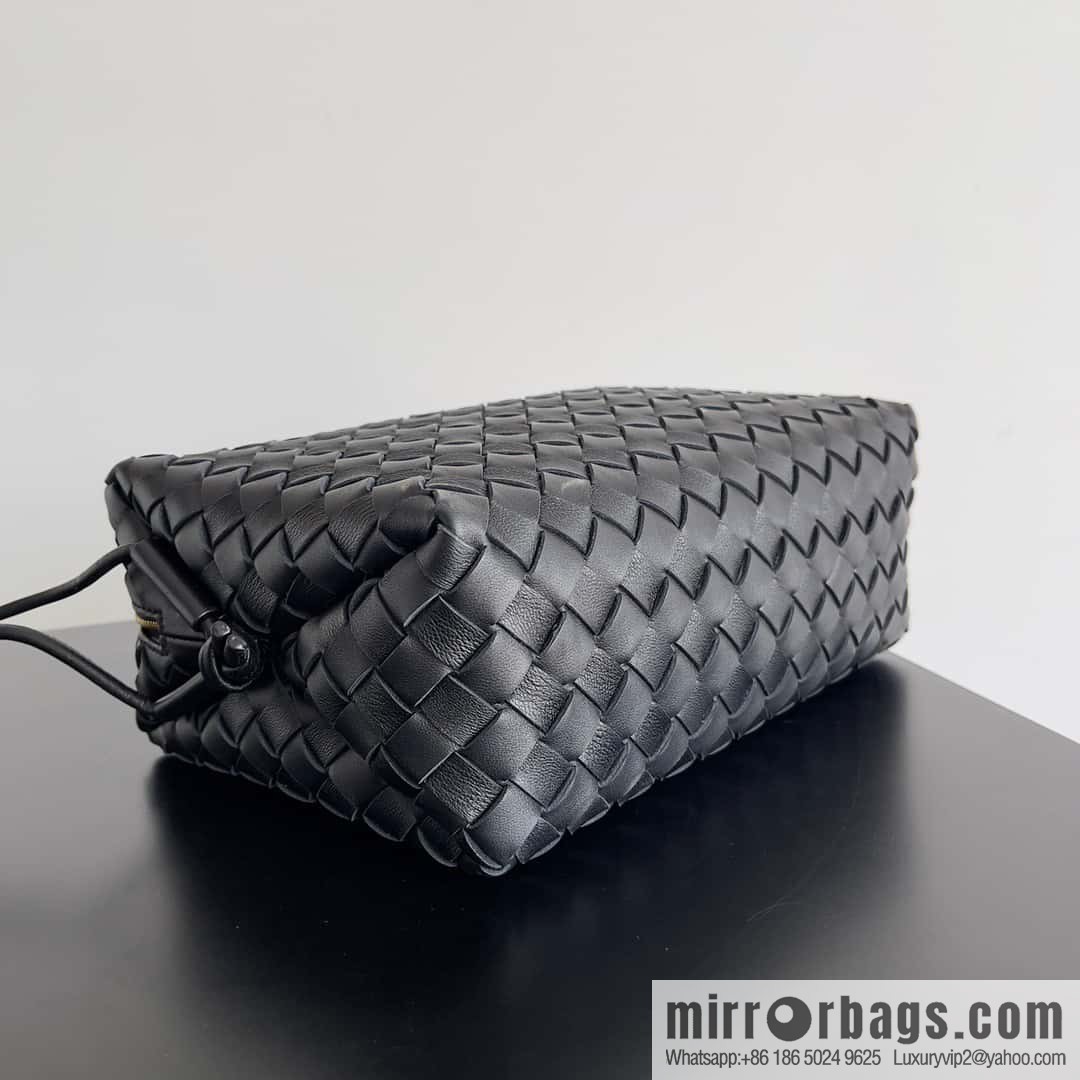 Large 𝗕𝗼𝘁𝘁𝗲𝗴𝗮 𝗩𝗲𝗻𝗲𝘁𝗮 BV latest version loop camera bag model number: 680256