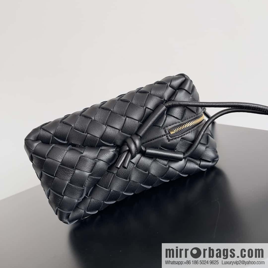 Large 𝗕𝗼𝘁𝘁𝗲𝗴𝗮 𝗩𝗲𝗻𝗲𝘁𝗮 BV latest version loop camera bag model number: 680256