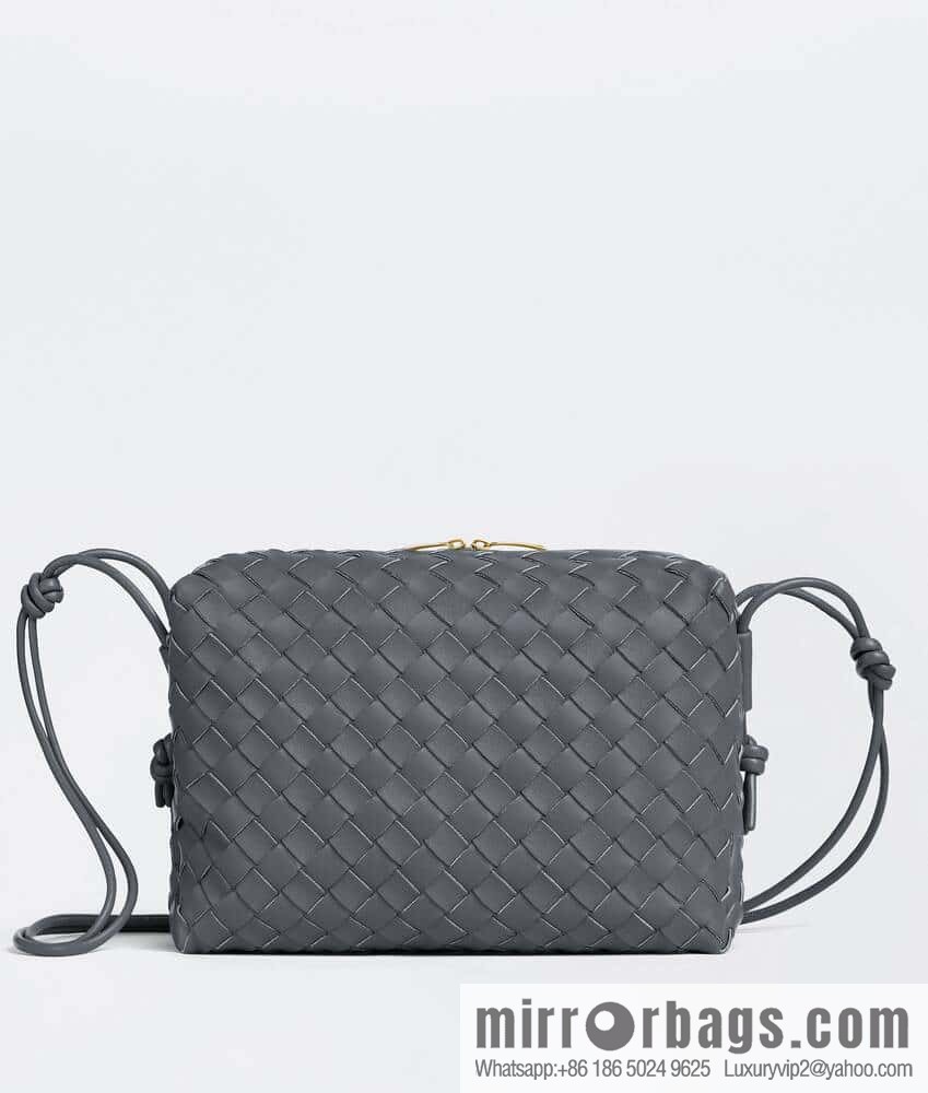 Large 𝗕𝗼𝘁𝘁𝗲𝗴𝗮 𝗩𝗲𝗻𝗲𝘁𝗮 BV latest version loop camera bag model number: 680256