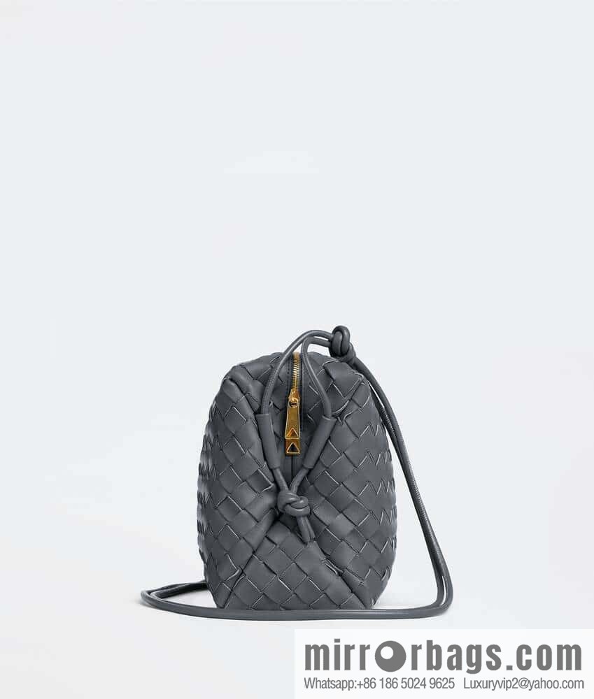 Large 𝗕𝗼𝘁𝘁𝗲𝗴𝗮 𝗩𝗲𝗻𝗲𝘁𝗮 BV latest version loop camera bag model number: 680256