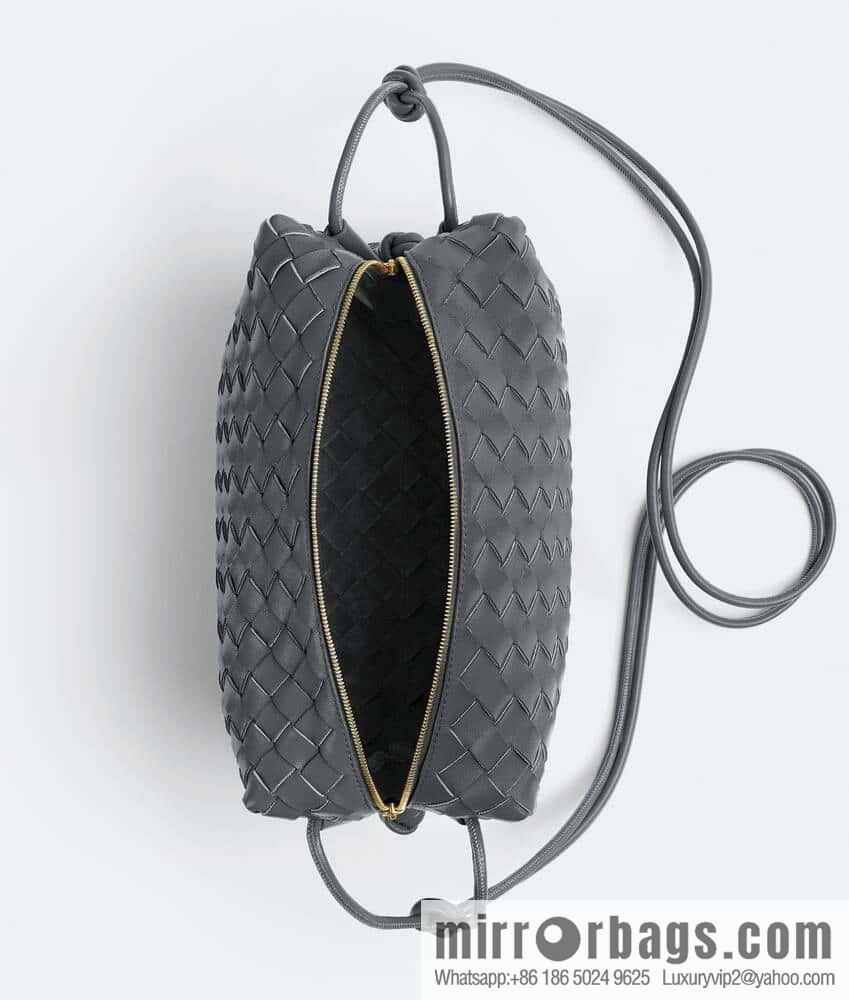 Large 𝗕𝗼𝘁𝘁𝗲𝗴𝗮 𝗩𝗲𝗻𝗲𝘁𝗮 BV latest version loop camera bag model number: 680256