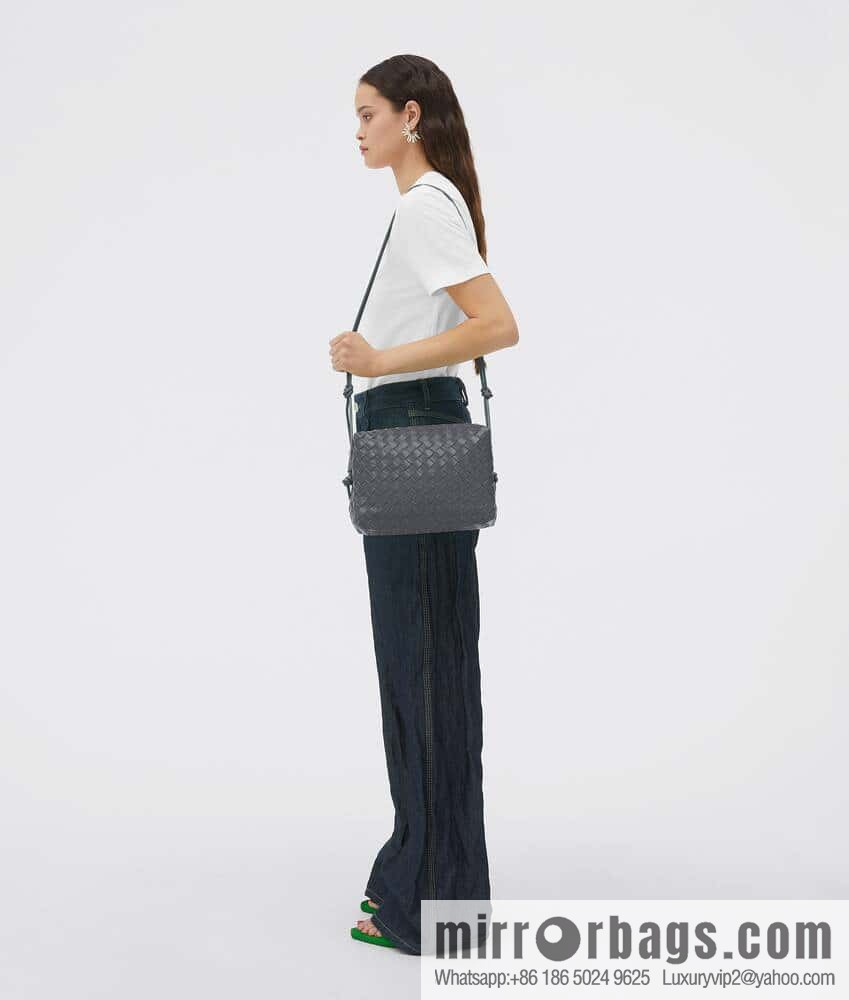 Large 𝗕𝗼𝘁𝘁𝗲𝗴𝗮 𝗩𝗲𝗻𝗲𝘁𝗮 BV latest version loop camera bag model number: 680256
