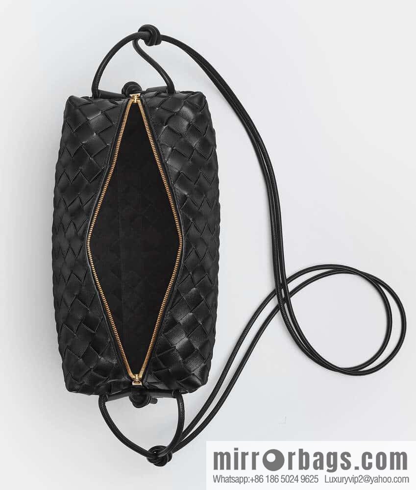 Large 𝗕𝗼𝘁𝘁𝗲𝗴𝗮 𝗩𝗲𝗻𝗲𝘁𝗮 BV latest version loop camera bag model number: 680256