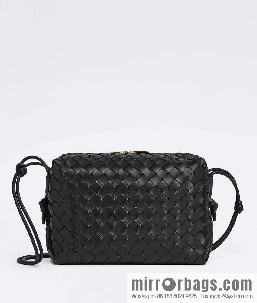 Large 𝗕𝗼𝘁𝘁𝗲𝗴𝗮 𝗩𝗲𝗻𝗲𝘁𝗮 BV latest version loop camera bag model number: 680256