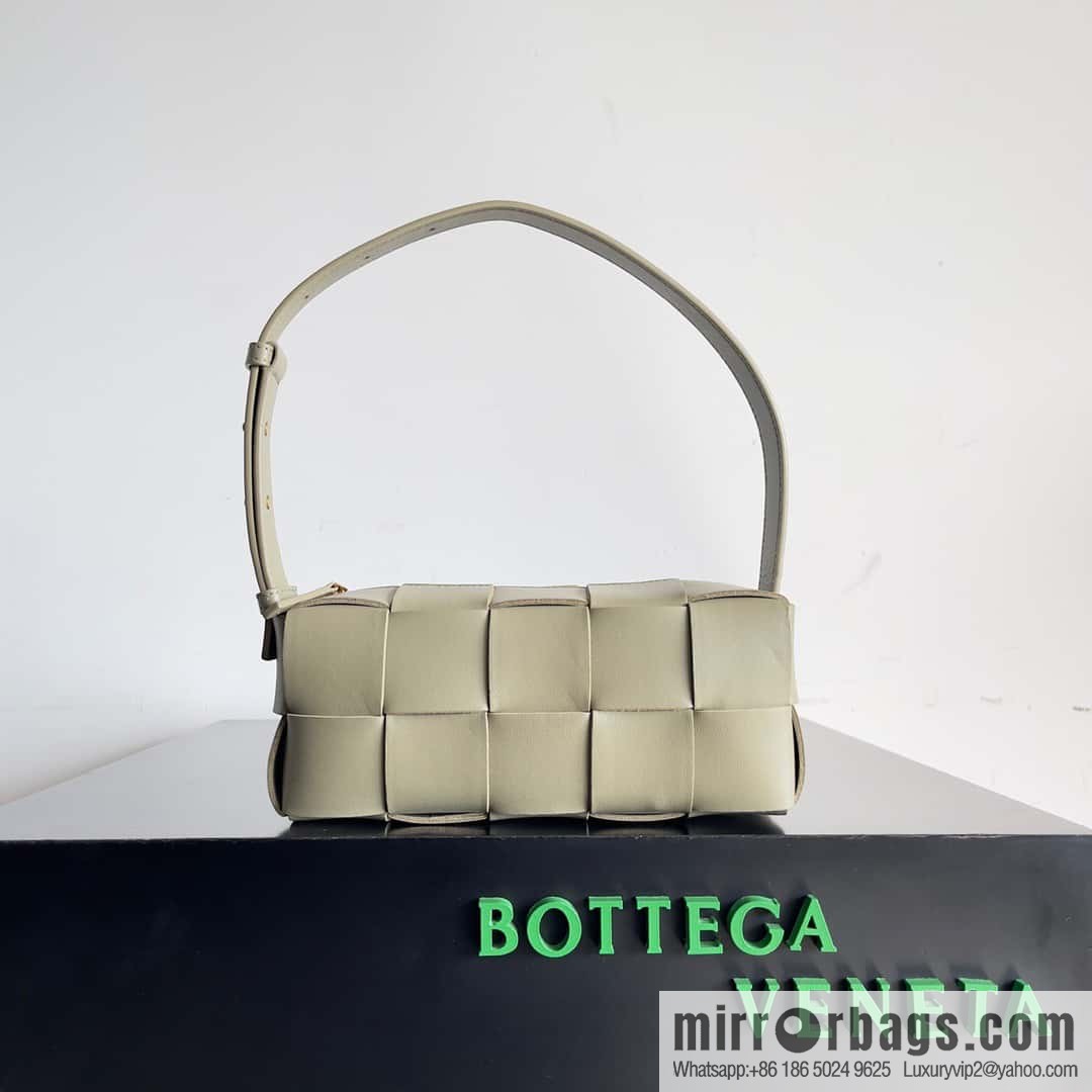 BV autumn and winter beautiful armpit bag BOTTEGA new BRICK CASSETTE model number: 729166 taupe