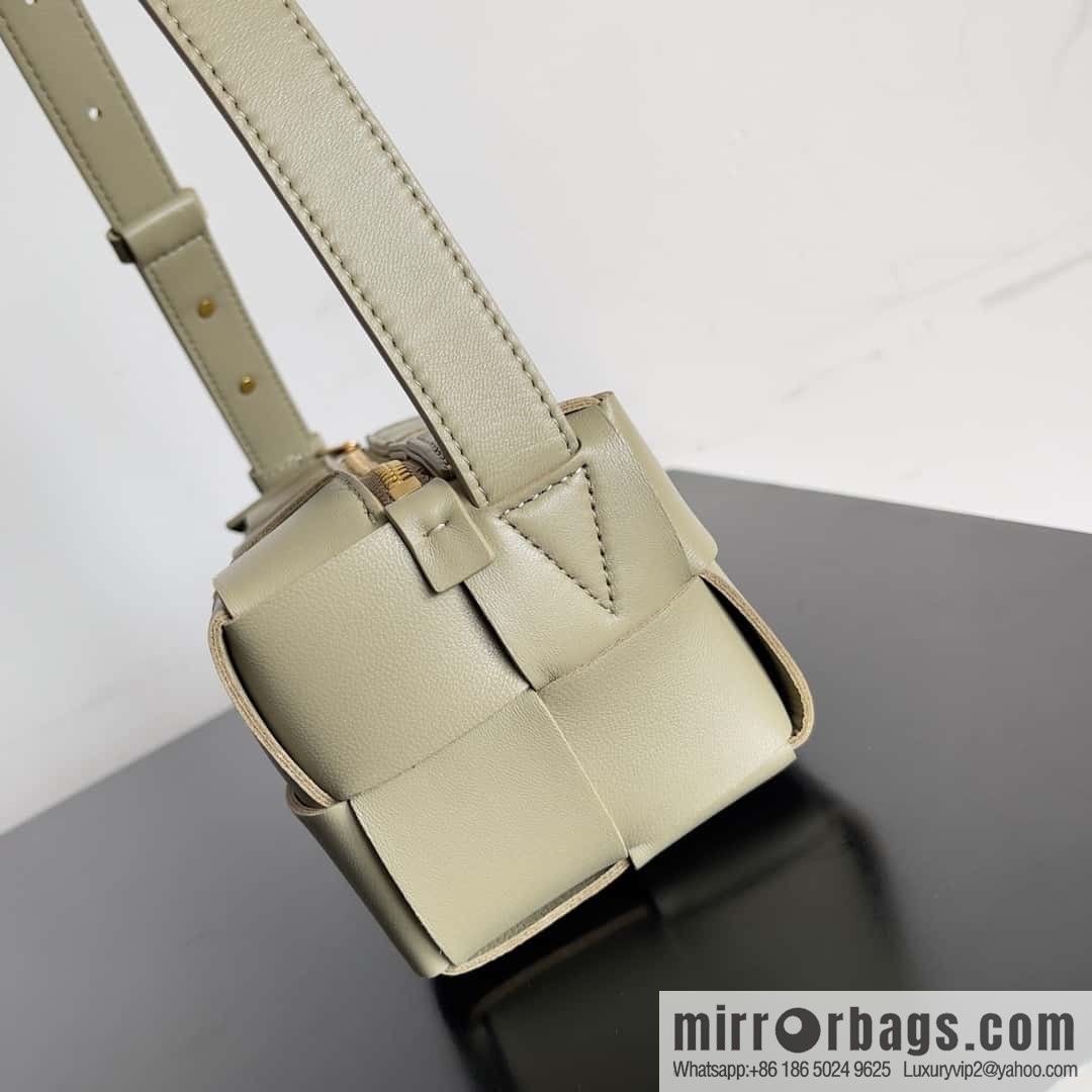 BV autumn and winter beautiful armpit bag BOTTEGA new BRICK CASSETTE model number: 729166 taupe
