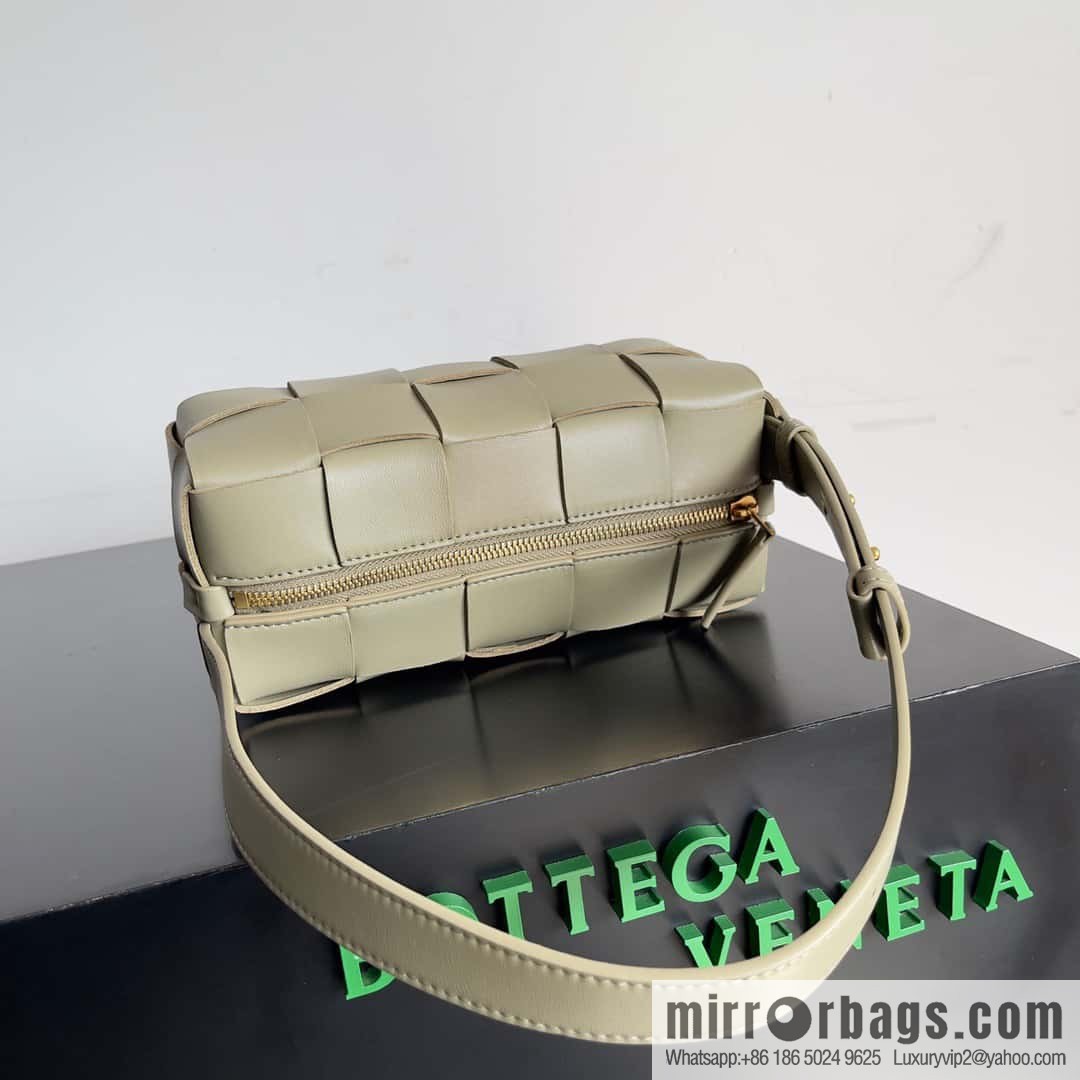 BV autumn and winter beautiful armpit bag BOTTEGA new BRICK CASSETTE model number: 729166 taupe