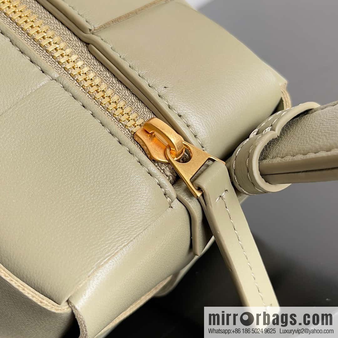 BV autumn and winter beautiful armpit bag BOTTEGA new BRICK CASSETTE model number: 729166 taupe