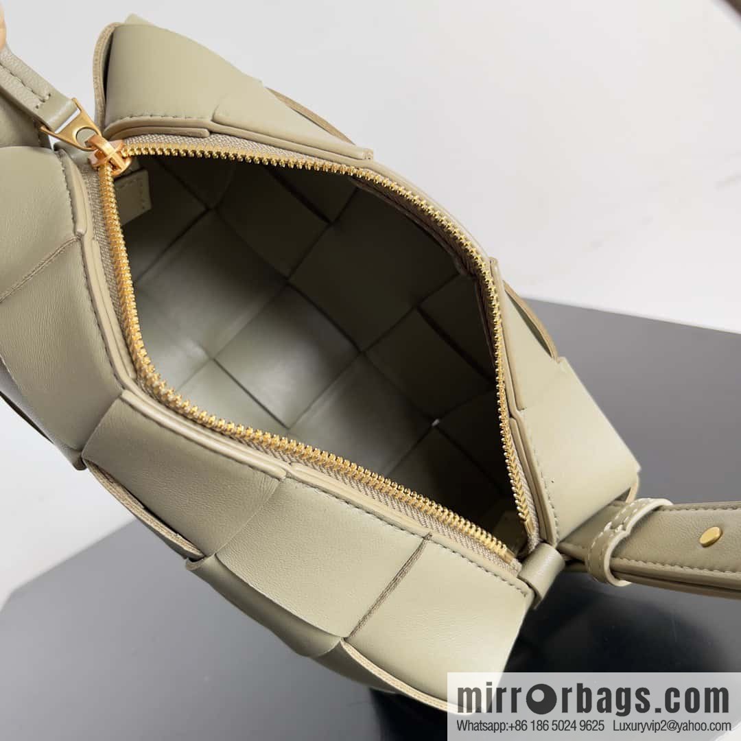 BV autumn and winter beautiful armpit bag BOTTEGA new BRICK CASSETTE model number: 729166 taupe