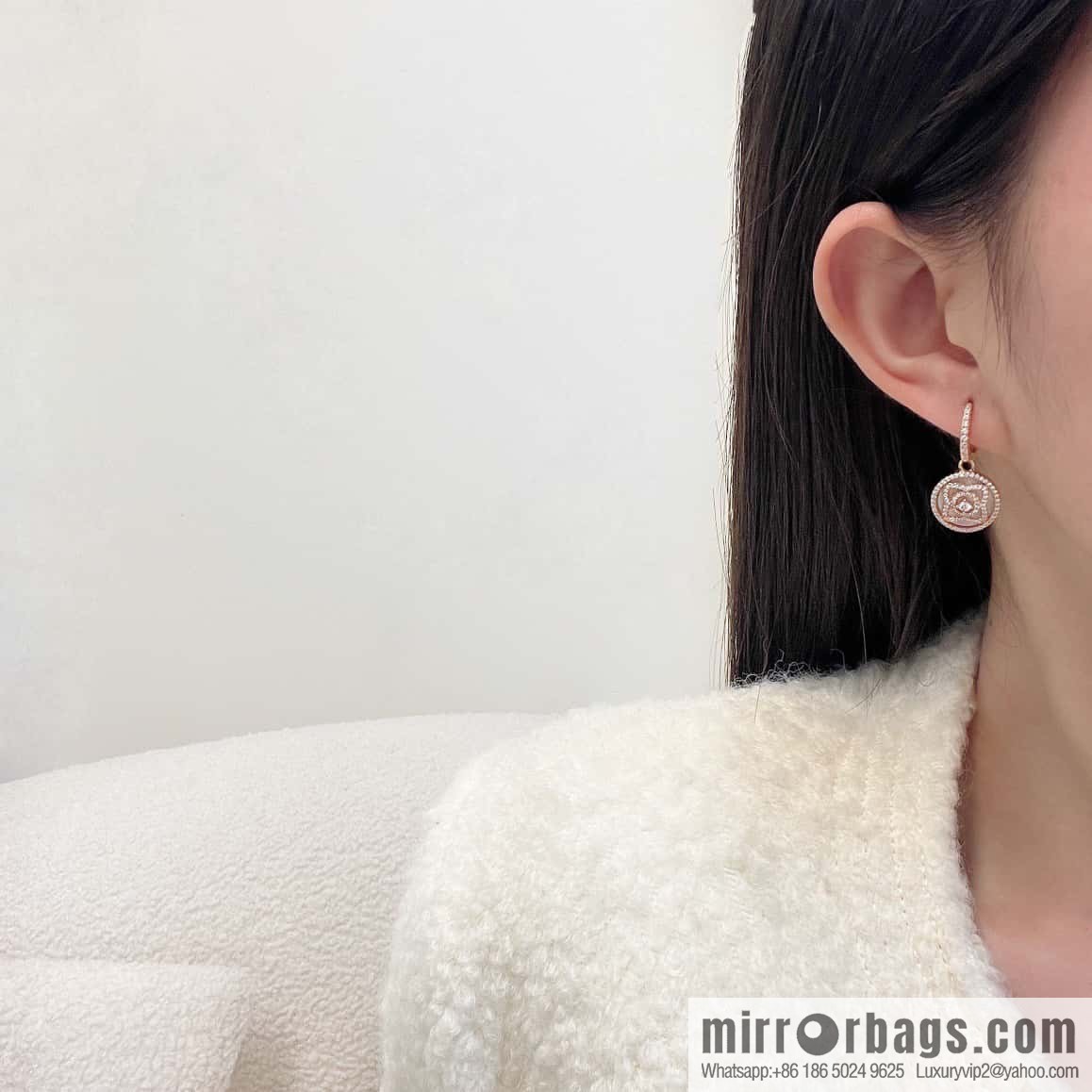 ❗️New ❗️ New ☑️ De Beers De Beers mini lotus white shell lotus stud earrings