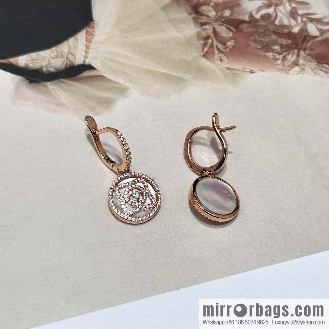 ❗️New ❗️ New ☑️ De Beers De Beers mini lotus white shell lotus stud earrings