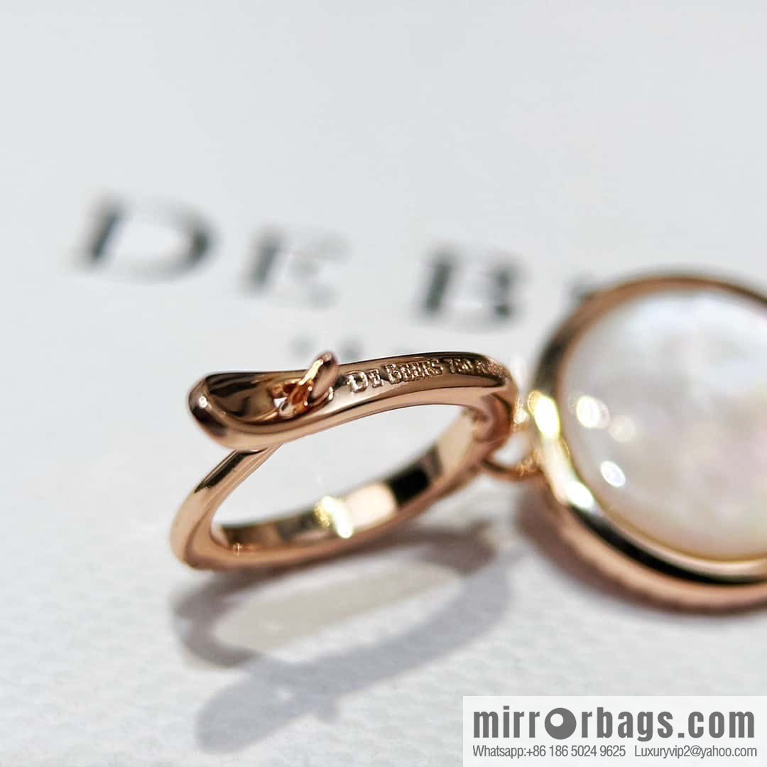 ❗️New ❗️ New ☑️ De Beers De Beers mini lotus white shell lotus stud earrings