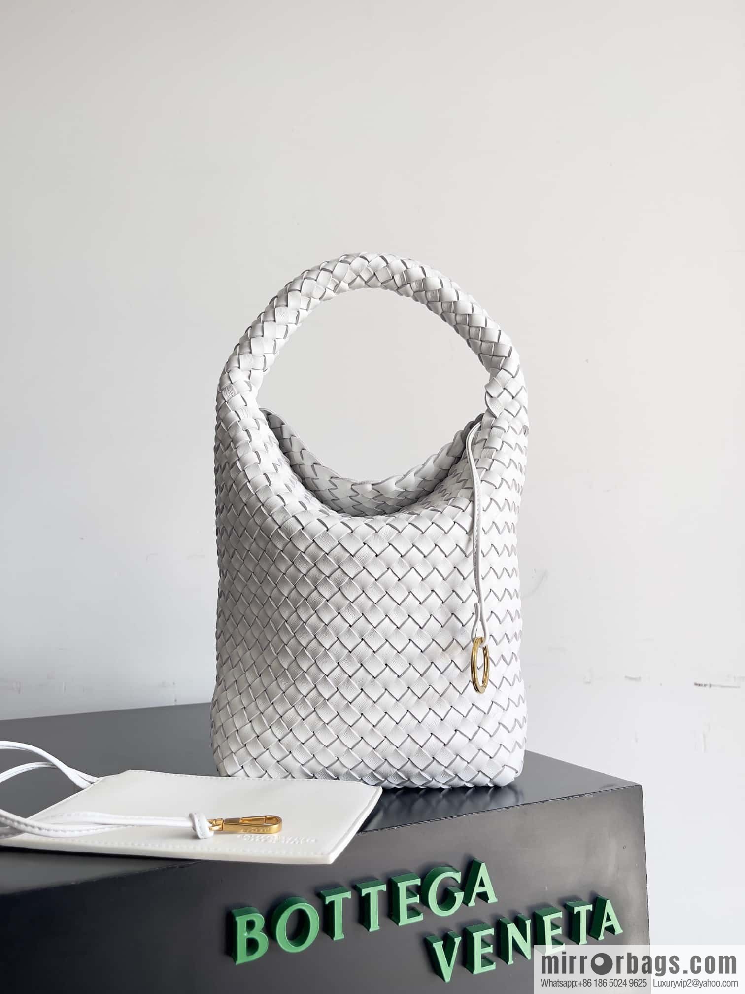 BV Cabat Bucket bucket bag model number: 753172 white