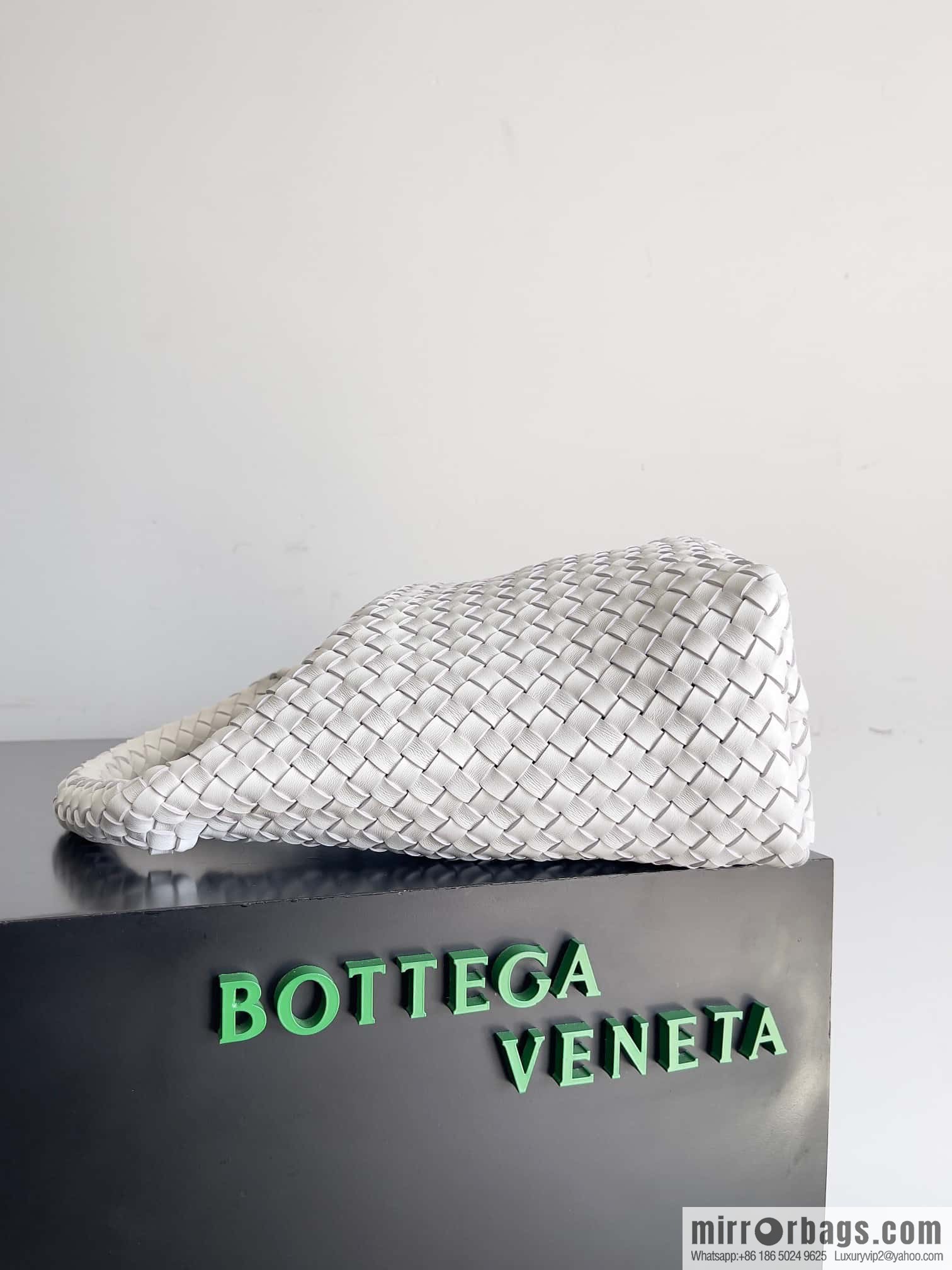 BV Cabat Bucket bucket bag model number: 753172 white
